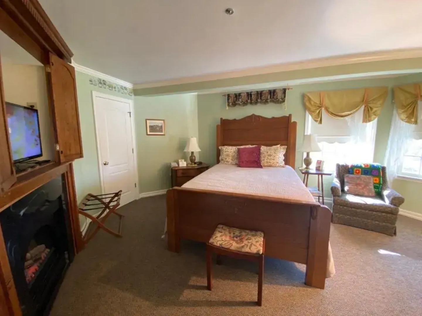 The Cypress Inn Bed & Breakfast