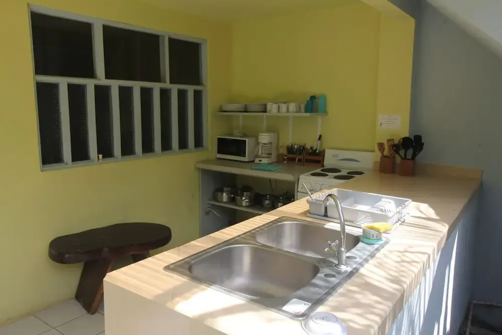 Blue Trailz Hostel & Surf Camp