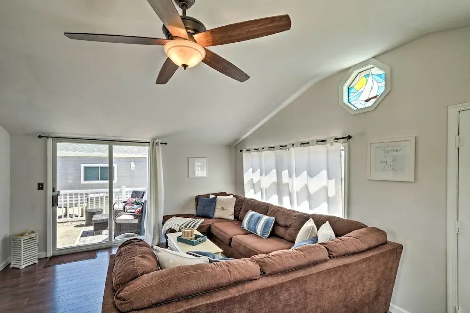 Beachy Lavallette Cottage w/ Outdoor Shower, Patio
