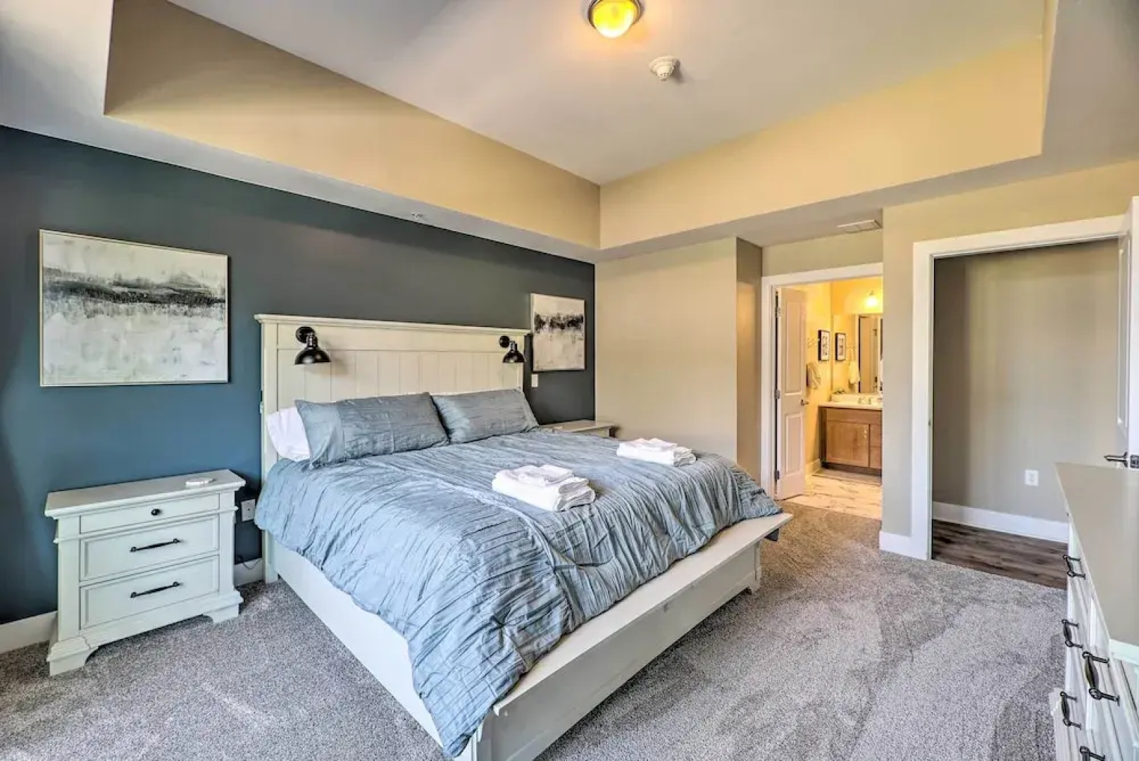 Grand Haven Condo - Walk to Nearby Hot Spots!