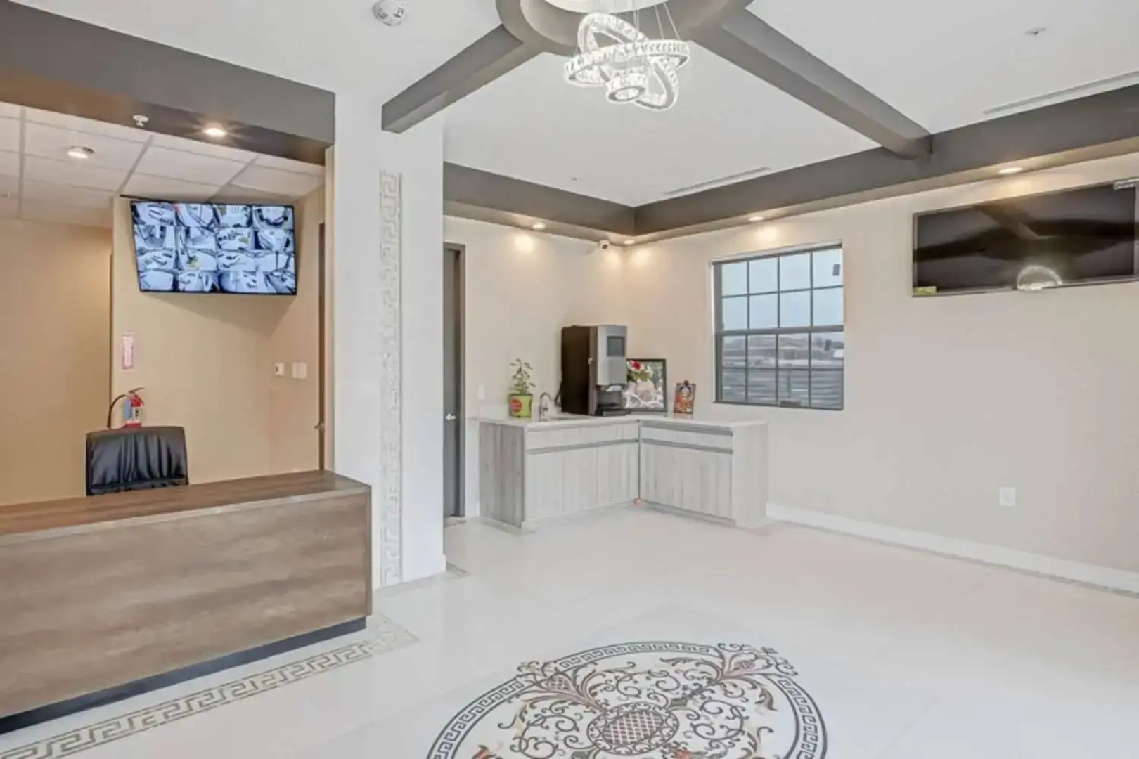 Comfeeni Inn and Suites