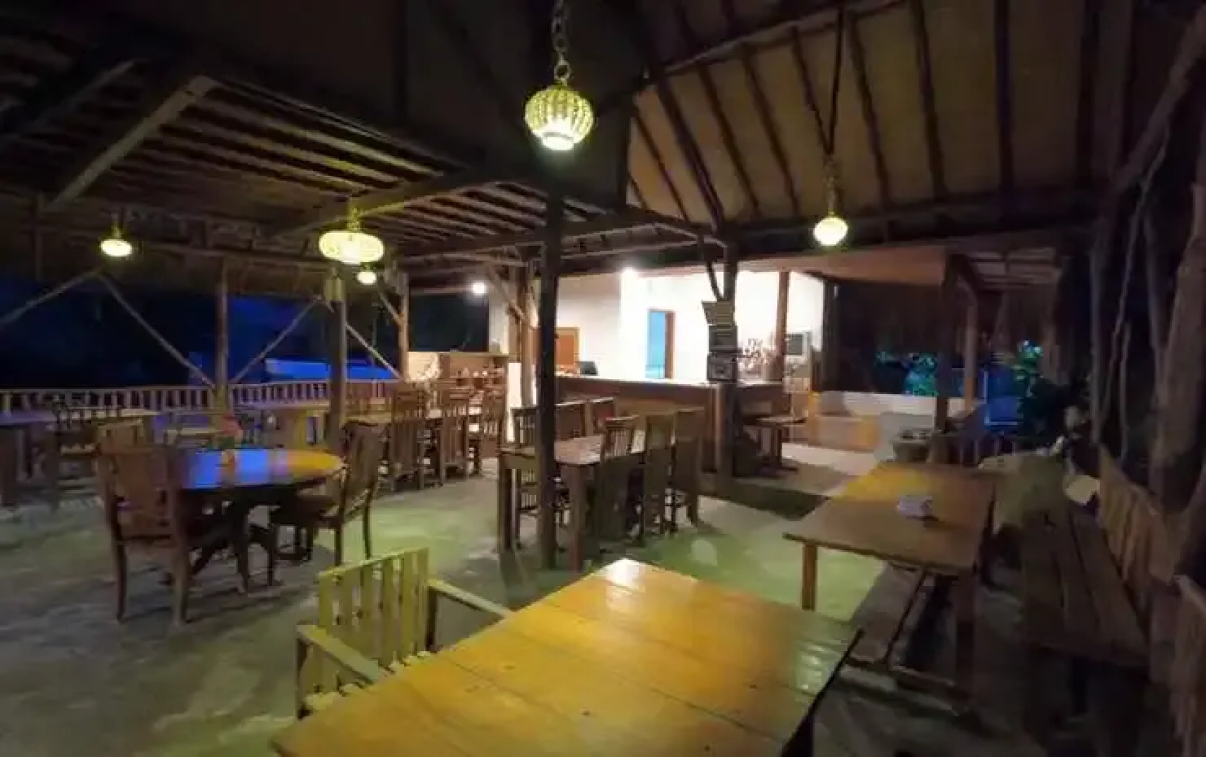 Maryan Moyo Bungalows Bar & Resto