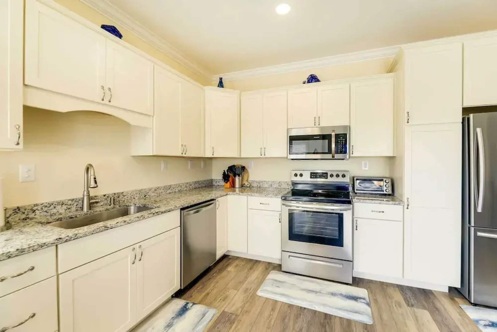 Emerald Isle Vacation Home: Walk to Beach!