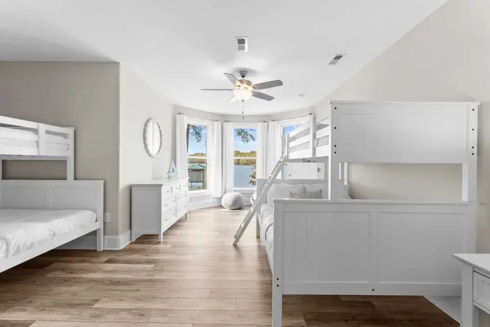 Sunset Pointe by Avantstay Waterfront, Beach, Fire Pit Sleeps 14 5bdr 4BA