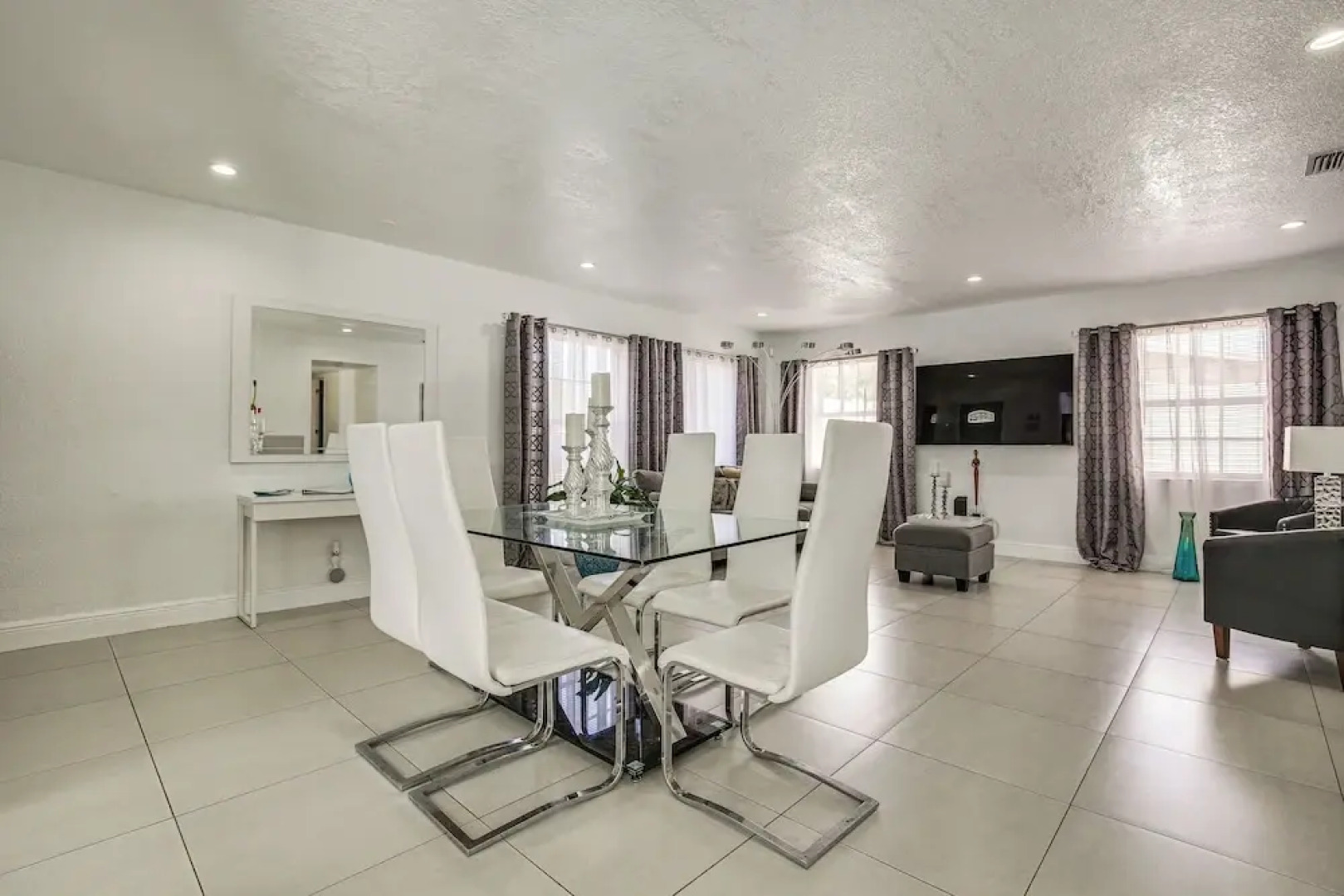 Sun-soaked Home w/ Pool in Lauderdale Lakes!