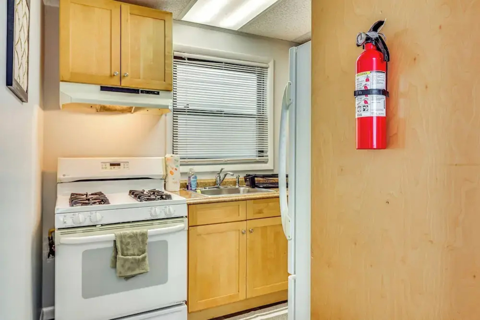 Cozy Keansburg Cottage: Walk to Beach & Boardwalk!