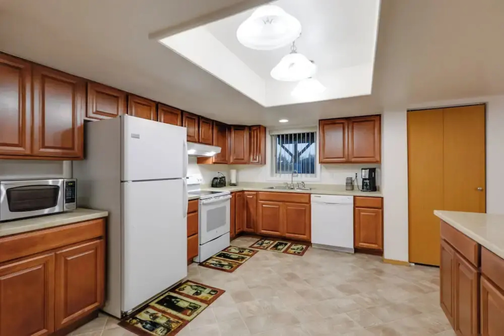 Fairbanks Alaskan Abode ~ 1 Mile to Pioneer Park!