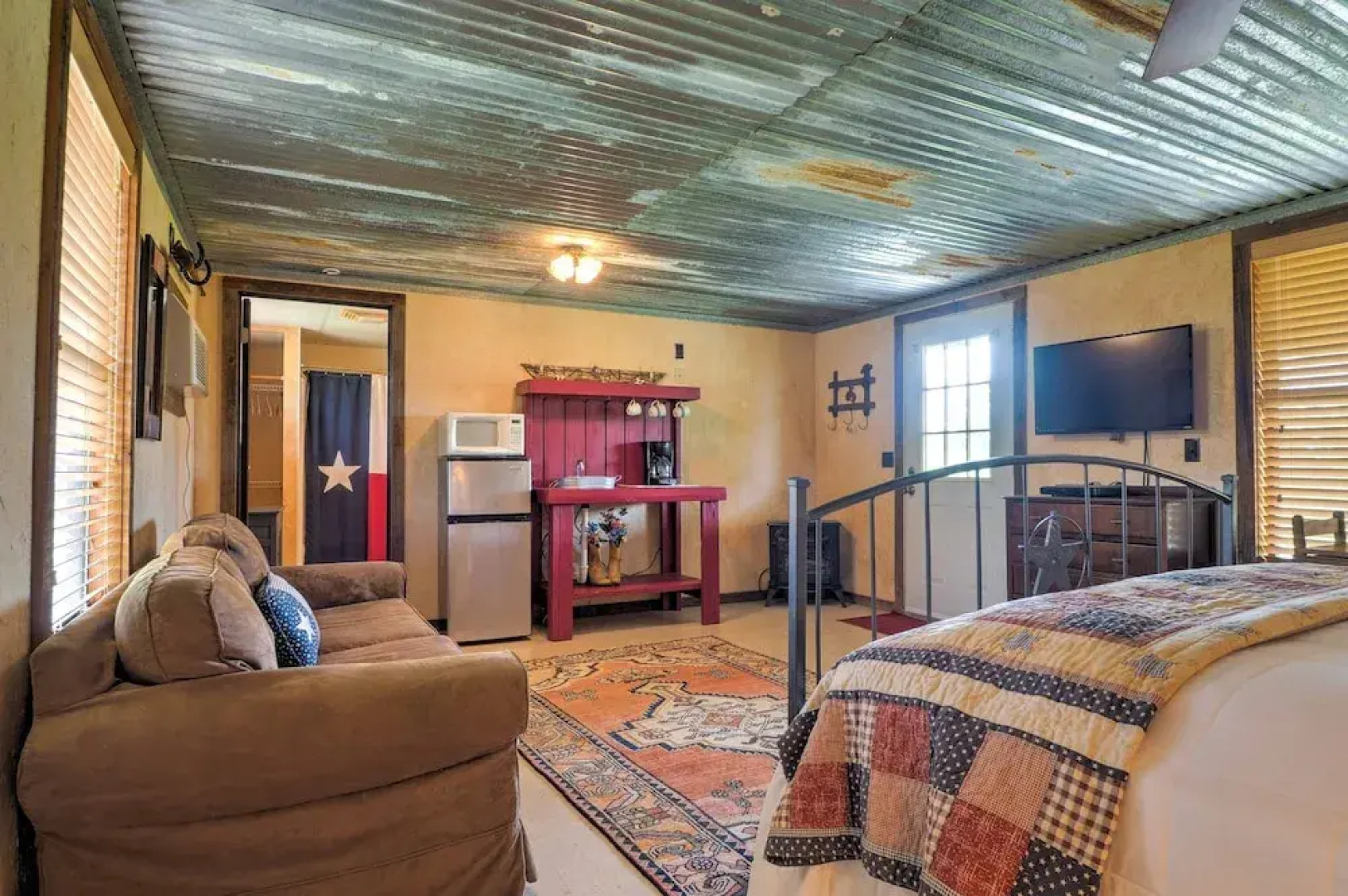 Charming Carmine Studio w/ Pond On 60-acre Farm!