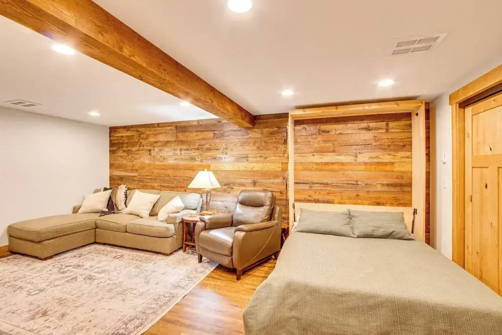 Cle Elum Cabin w/ Hot Tub, 4 Grills & Game Room!