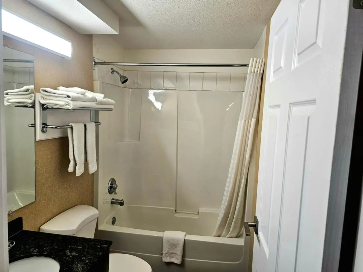 Rodeway Inn & Suites