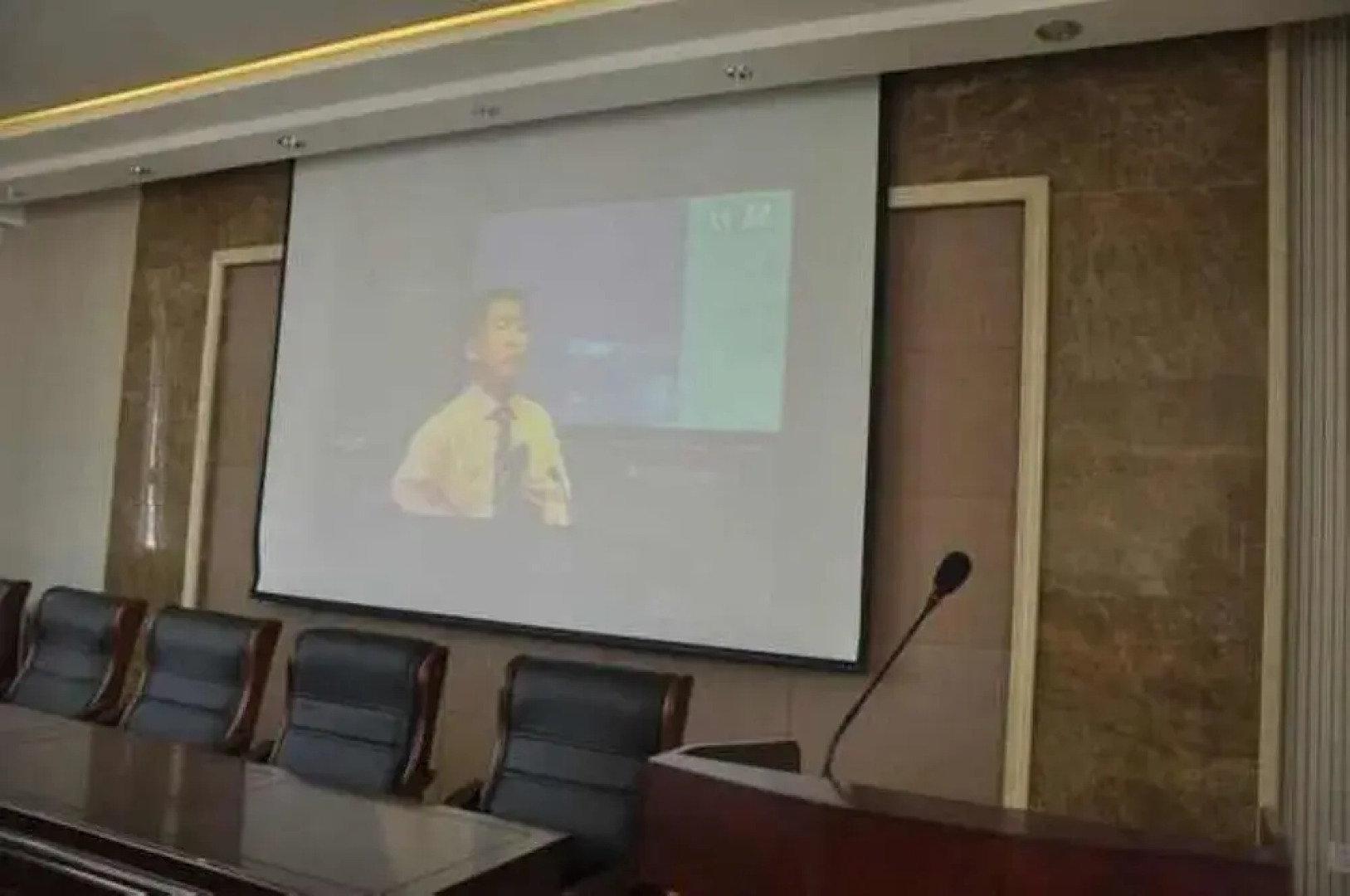 Heluo Sunshine Culture Theme Hotel