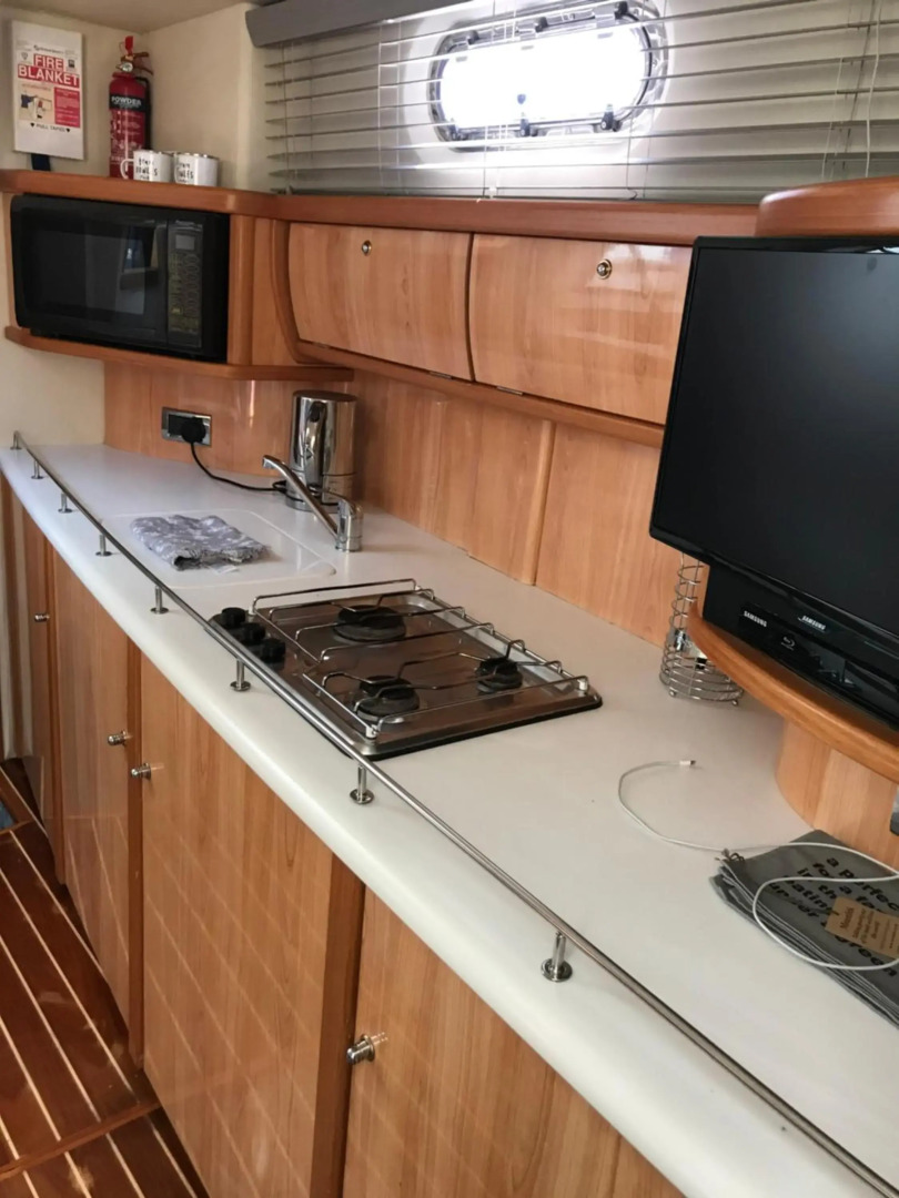 ENTIRE -HEATED -LUXURY YACHT - moored on Private Island -WIFI -sleeps up to 4 Adults or Adults with children over 2 years old -LAPLAND UK THORPE PARK LEGOLAND WINDSOR CASTLE HEATHROW ASCOT RACES WENTWORTH SAVILLE GARDENS LONDON