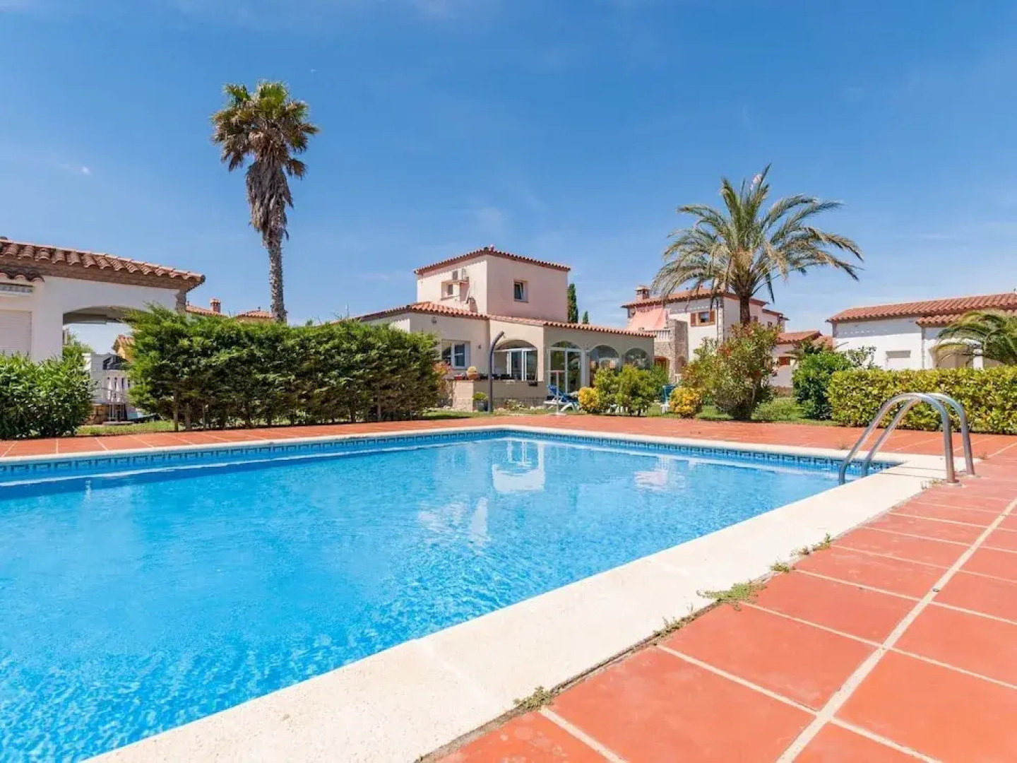 Fantastic Villa for 6 People With Communal Pool in Vilacolum