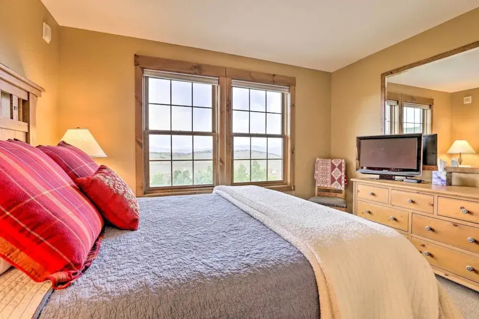 2-story Condo w/ Mtn View, Steps to Ski Lift!