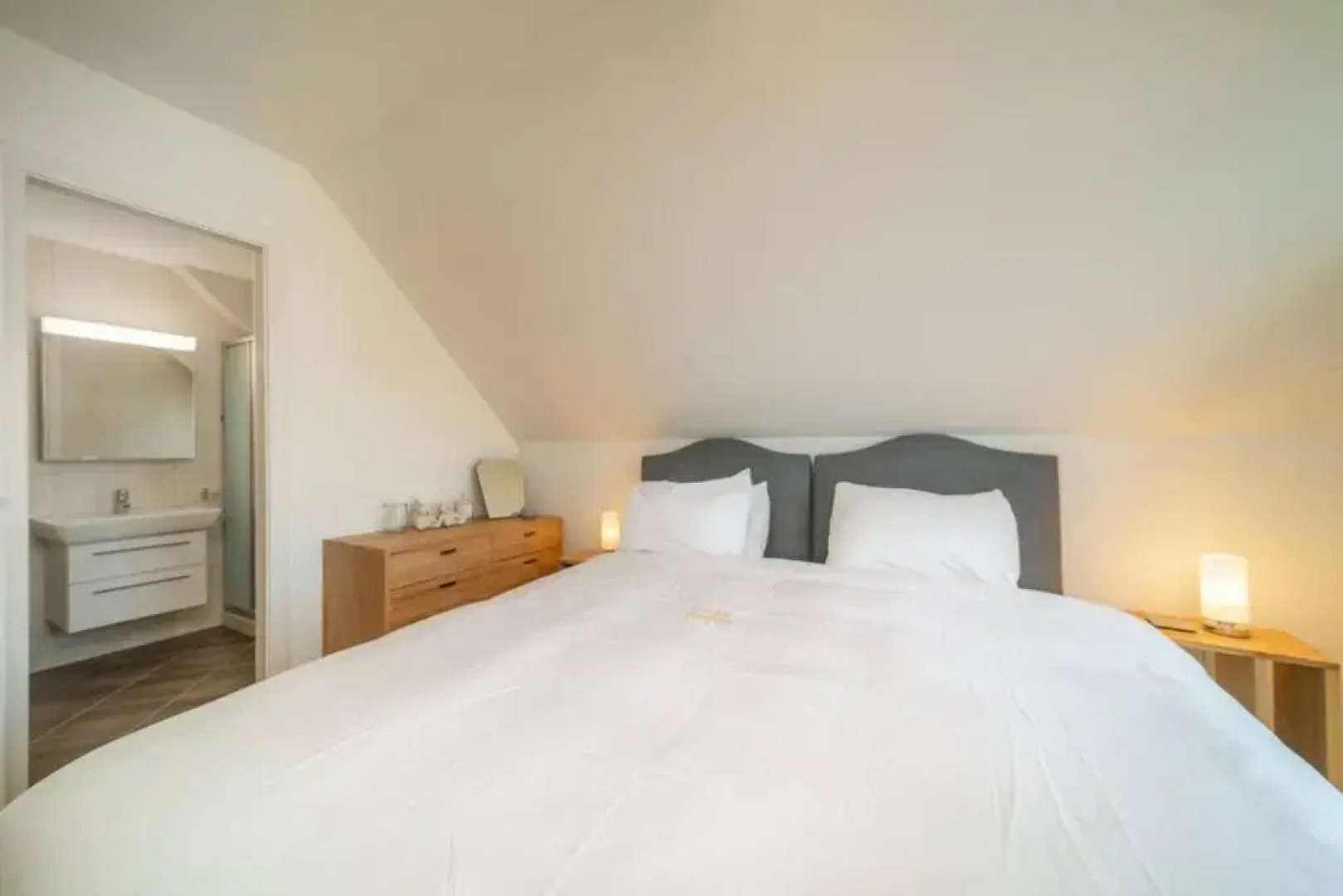 Modern 4BD Duplex in Chardonne with Lake View by GuestLee