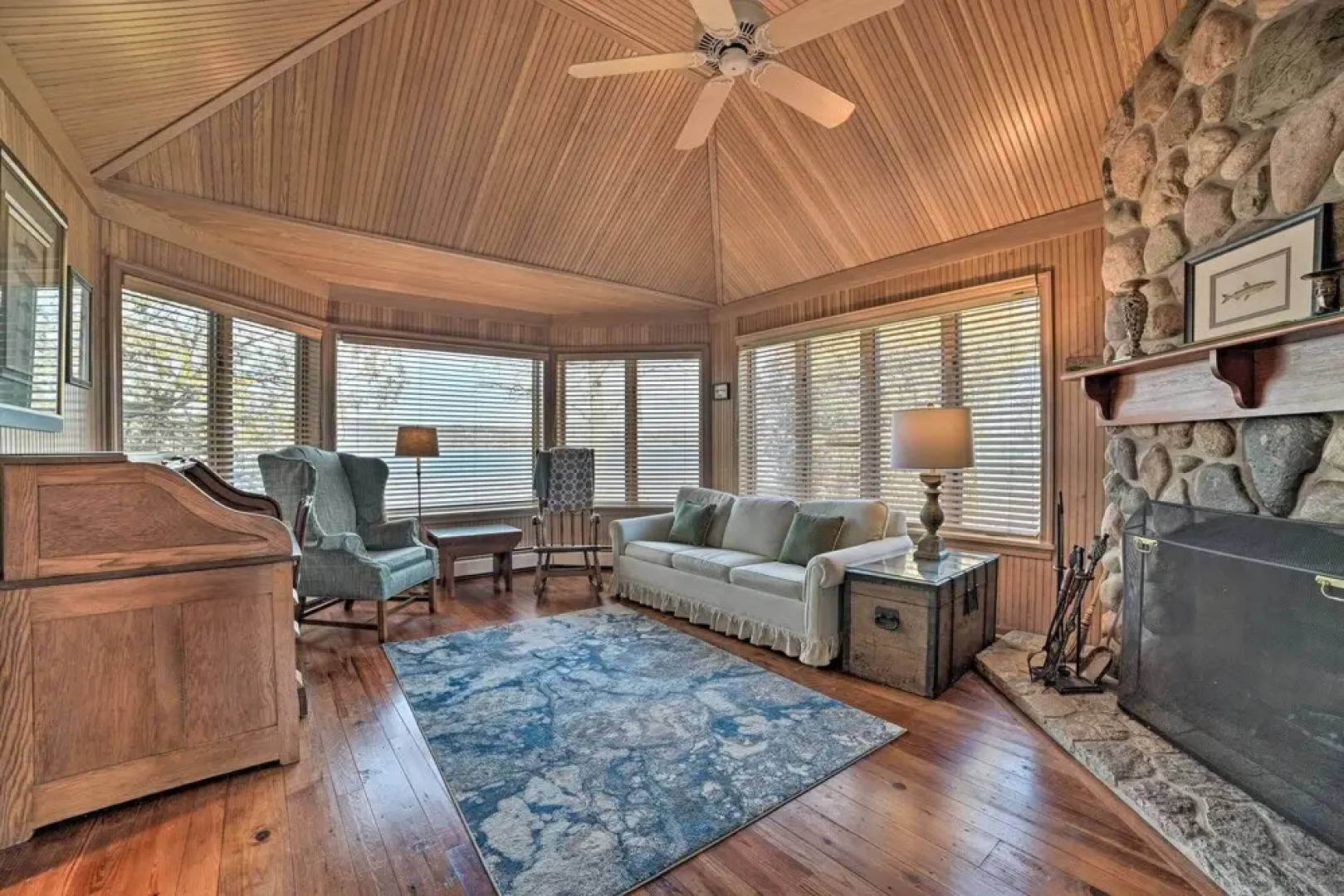 2 Living Areas, Tennis! Waterfront Suttons Bay Gem