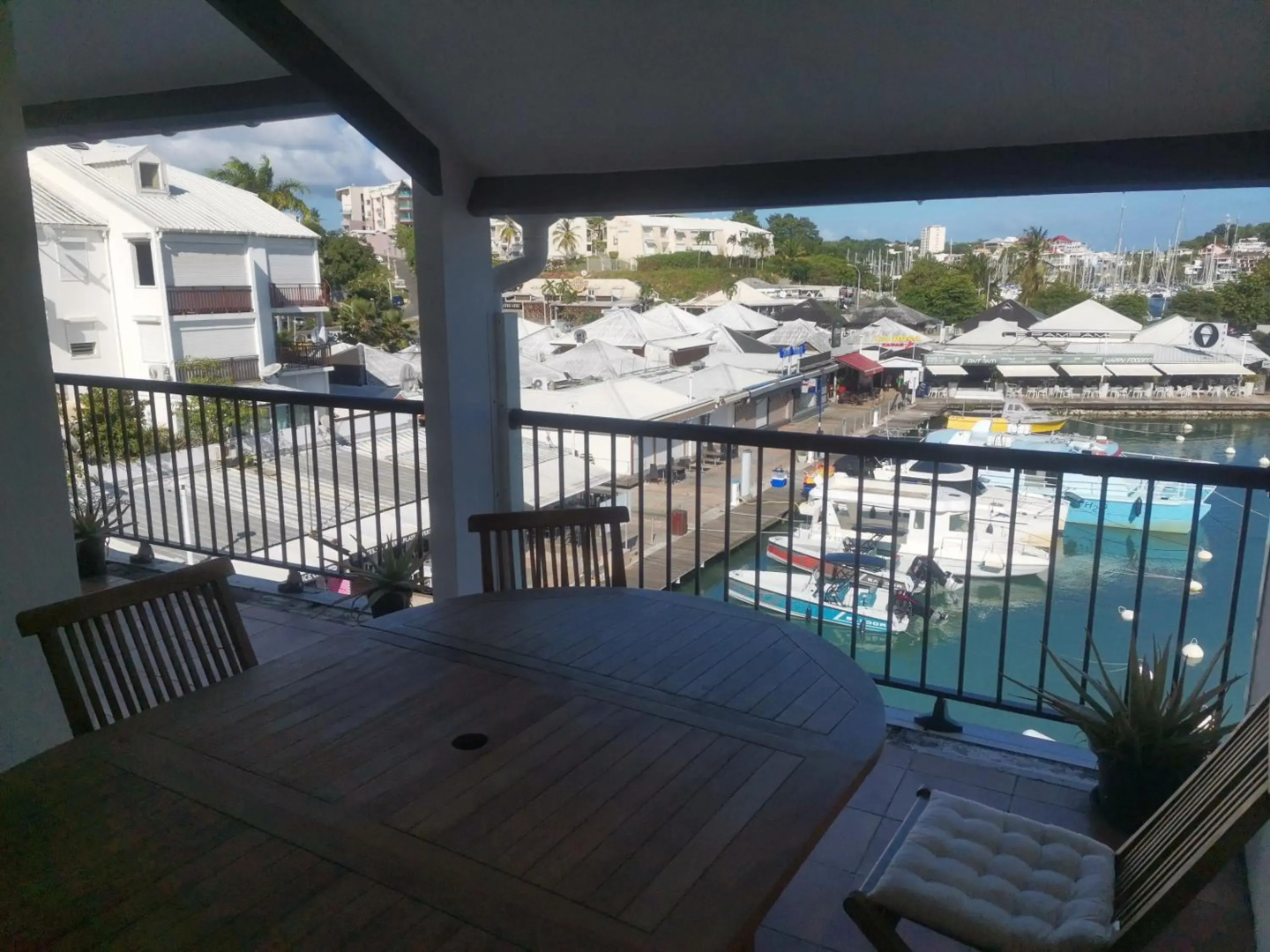 Bel appartement T4 vue mer sur la Marina du Gosier