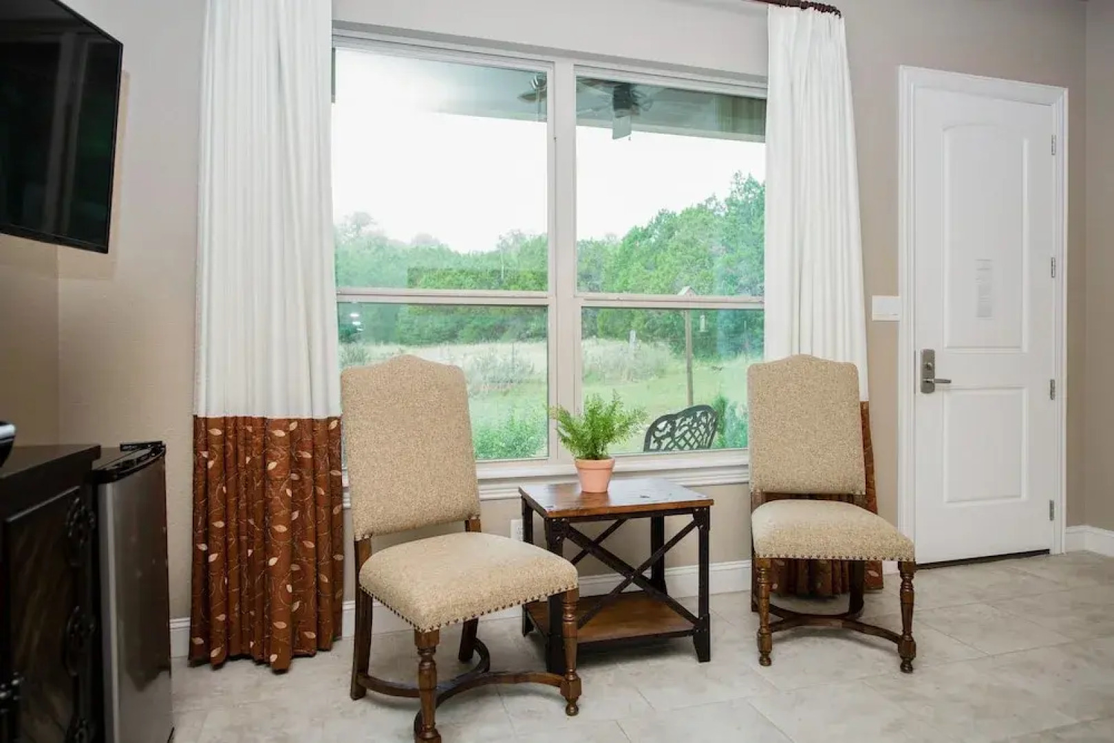 The Century Oak: 3-unit Beside Hidden Falls 4 Bedroom Home