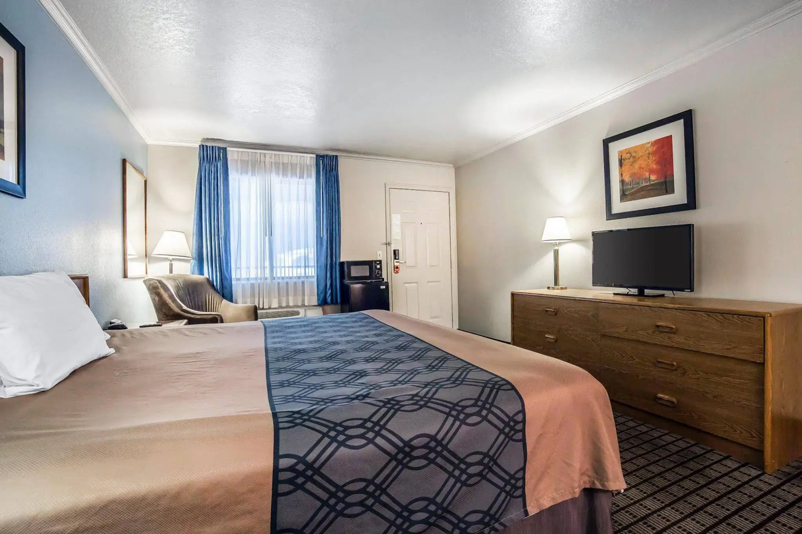 Econo Lodge Inn & Suites