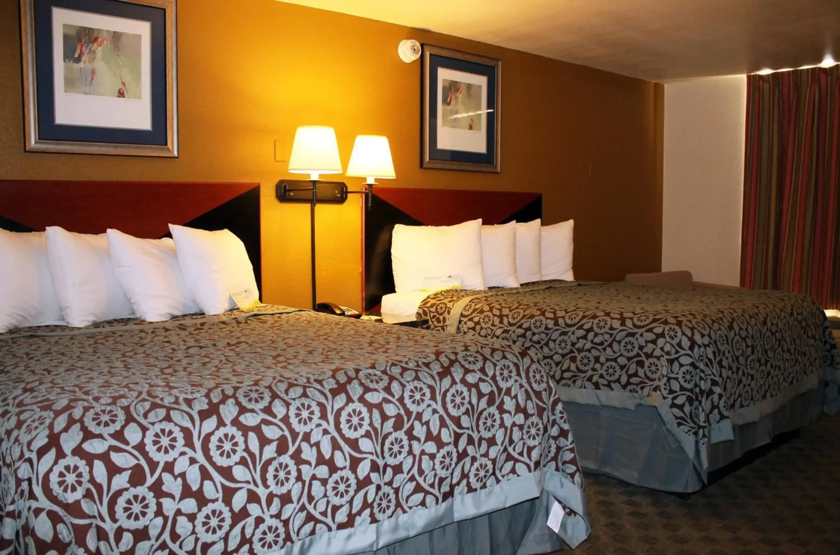 Rose City Inn & Suites
