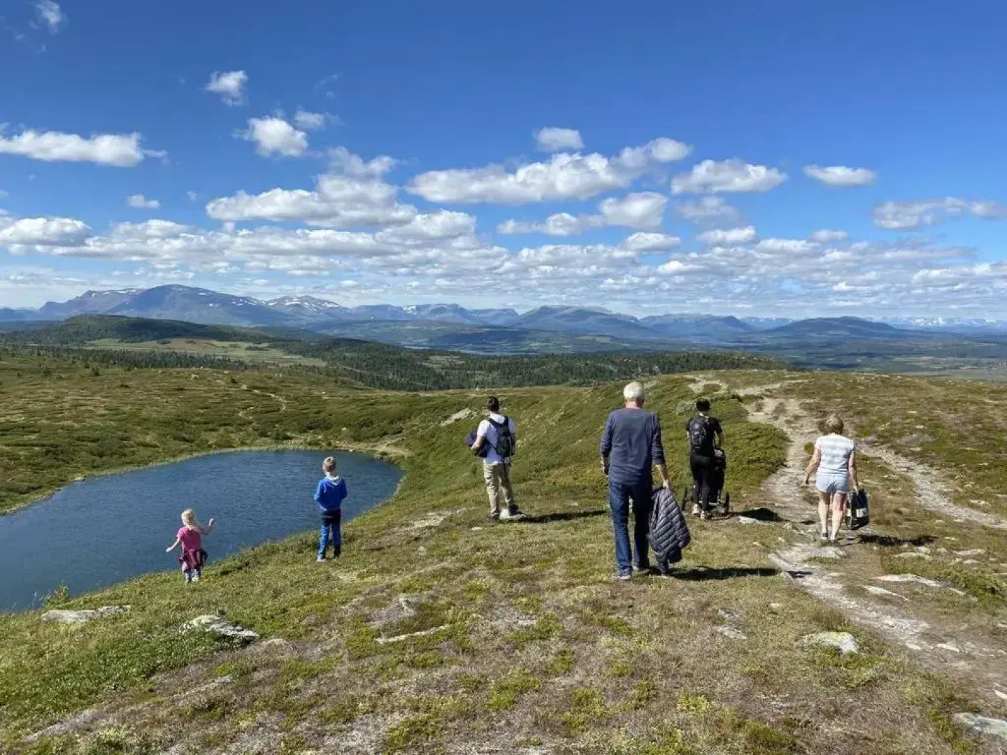 Golsfjellet - Bualie, milevis med sykkelveier, fiske og vannaktivitet, ski inn/ut til alpinanlegg og langrennsløyper.