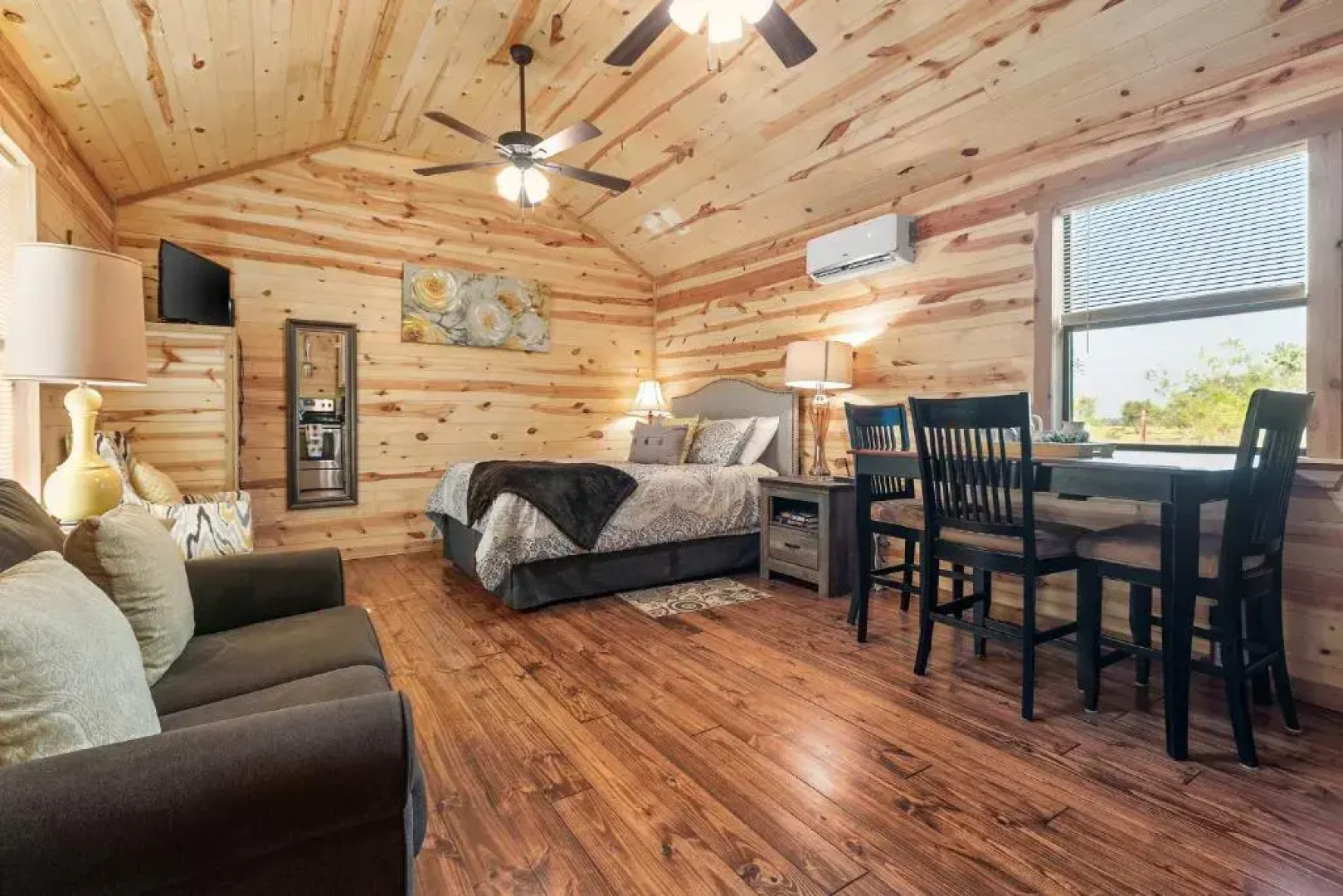 Hr 4 - The Sunflower Cottage 1 Bedroom Cabin by RedAwning