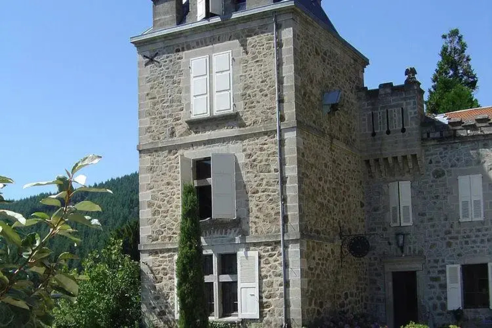 Apartment in a castle with garden and swimming pool