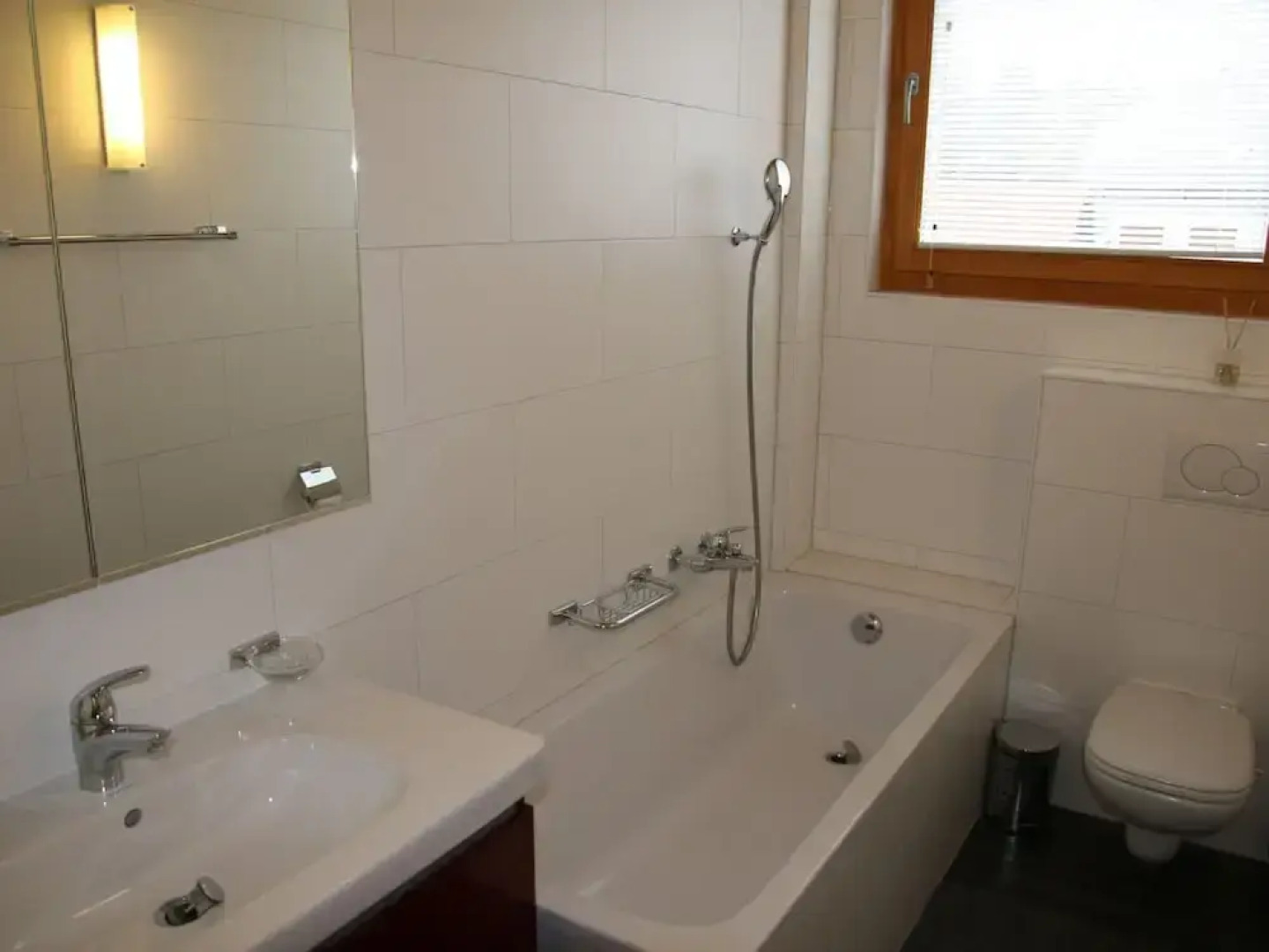 Hilltop Apartment With Valley Views