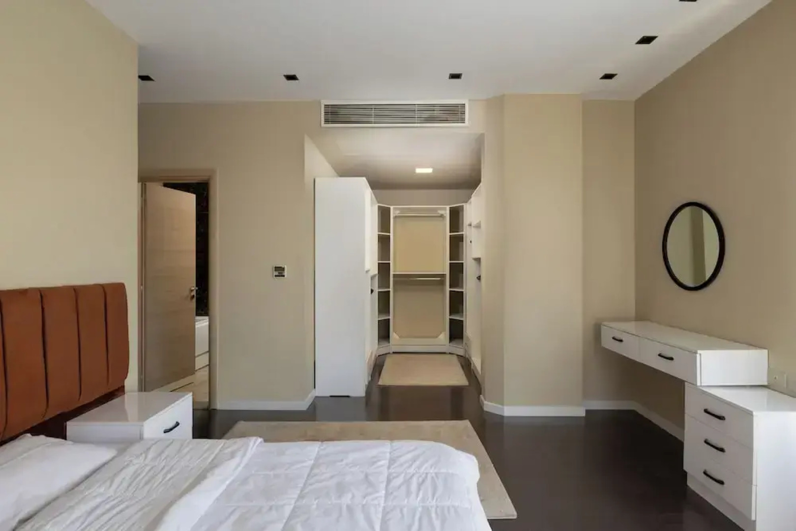 Villa With Private Pool In Beverly Hills