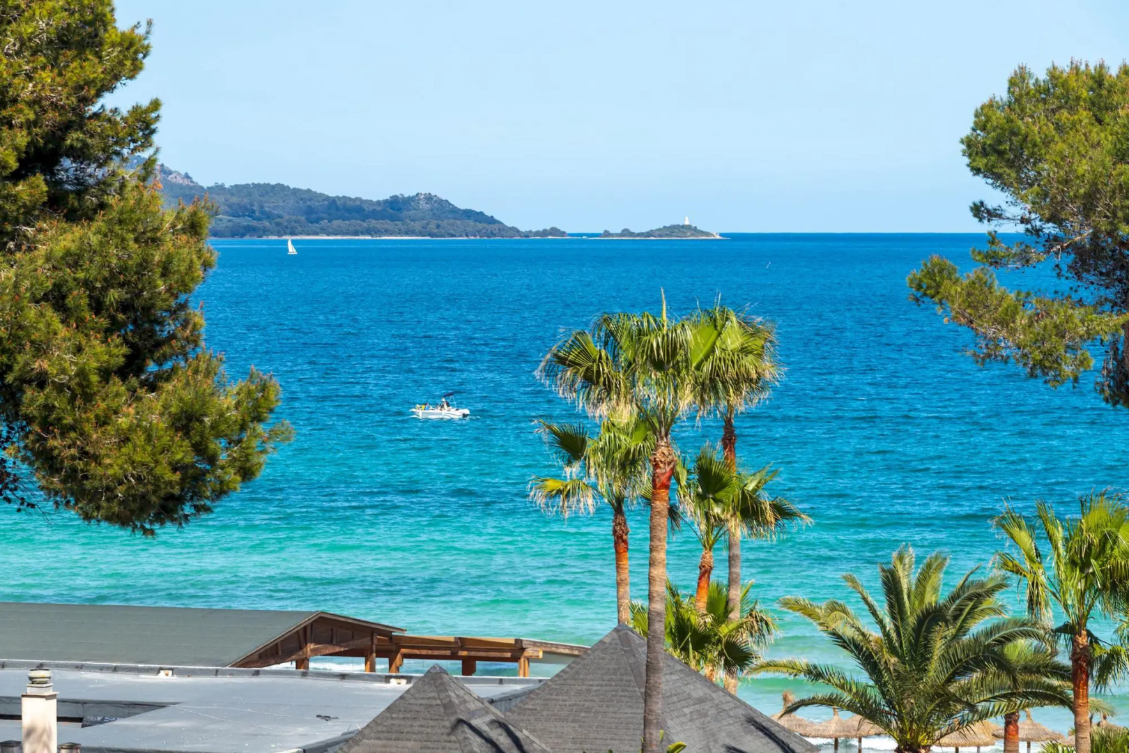 Loft studio with shared pool, near the beach