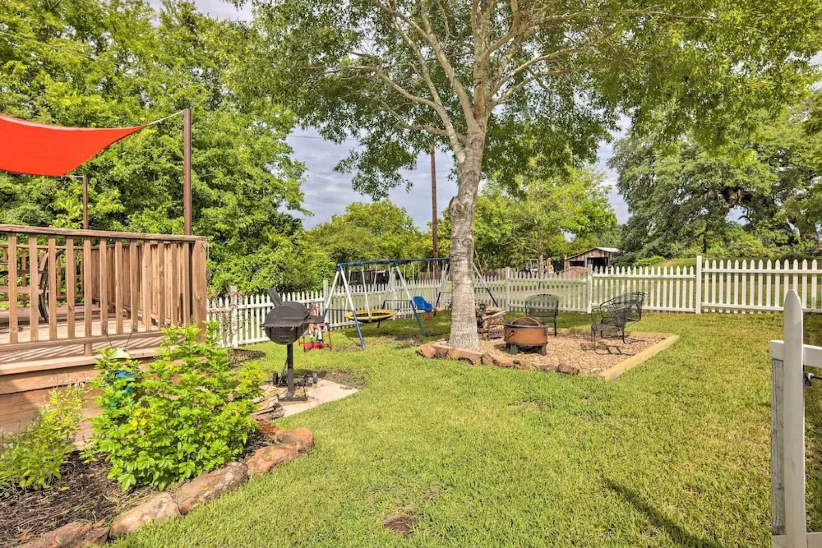 'the Gathering Place' Brenham Home on 6 Acres