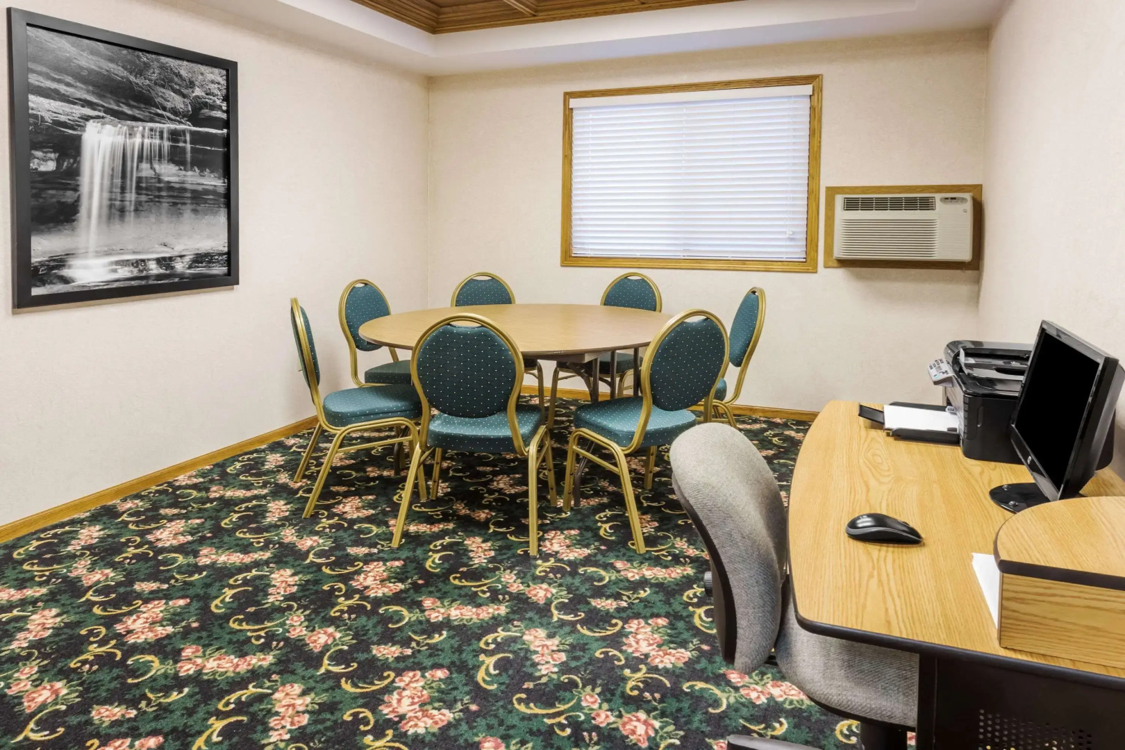 Super 8 by Wyndham Ottawa Starved Rock