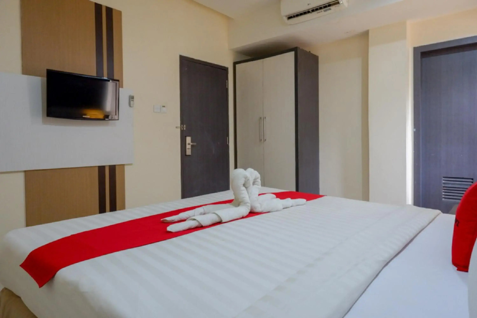 RedDoorz Plus near Hotel Benua Kendari