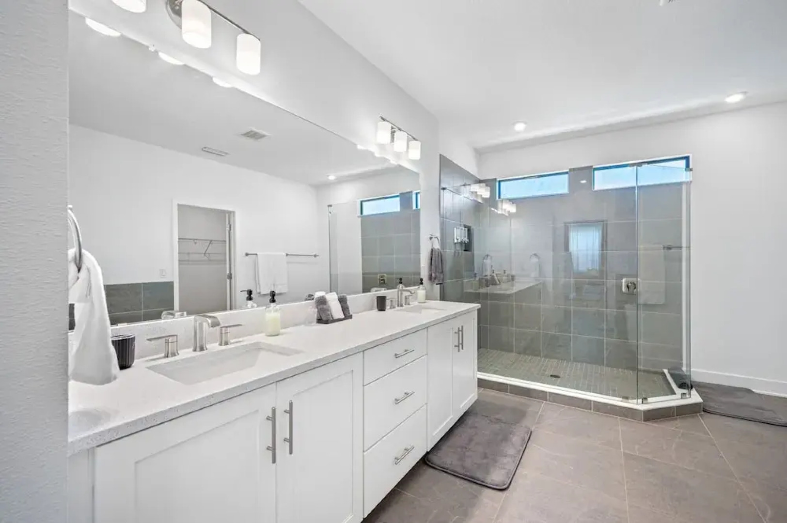 Luxury Modern Villa w/ Pool, Jacuzzi & Amenities!