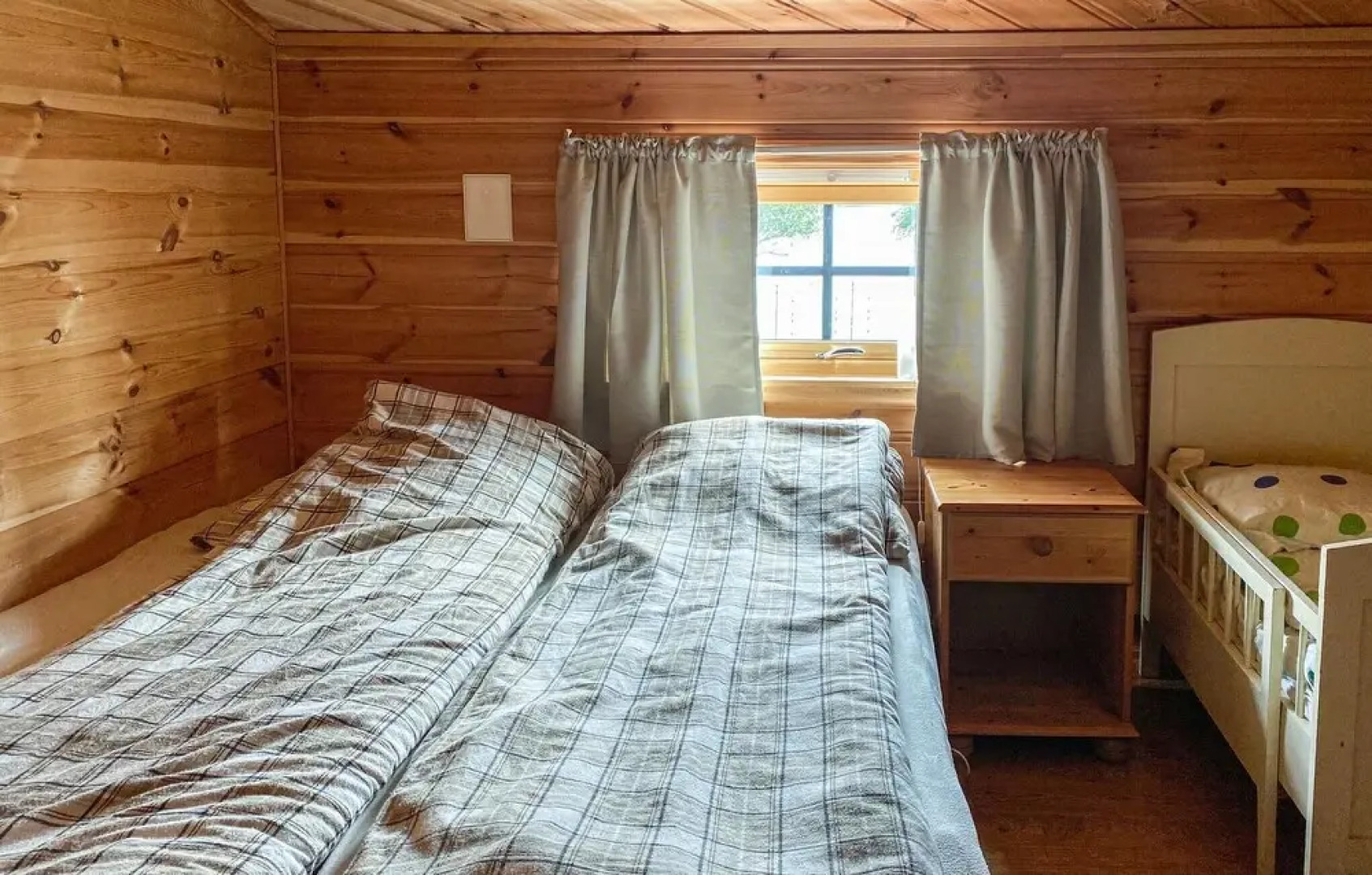 Nice Home in Stavang With 4 Bedrooms