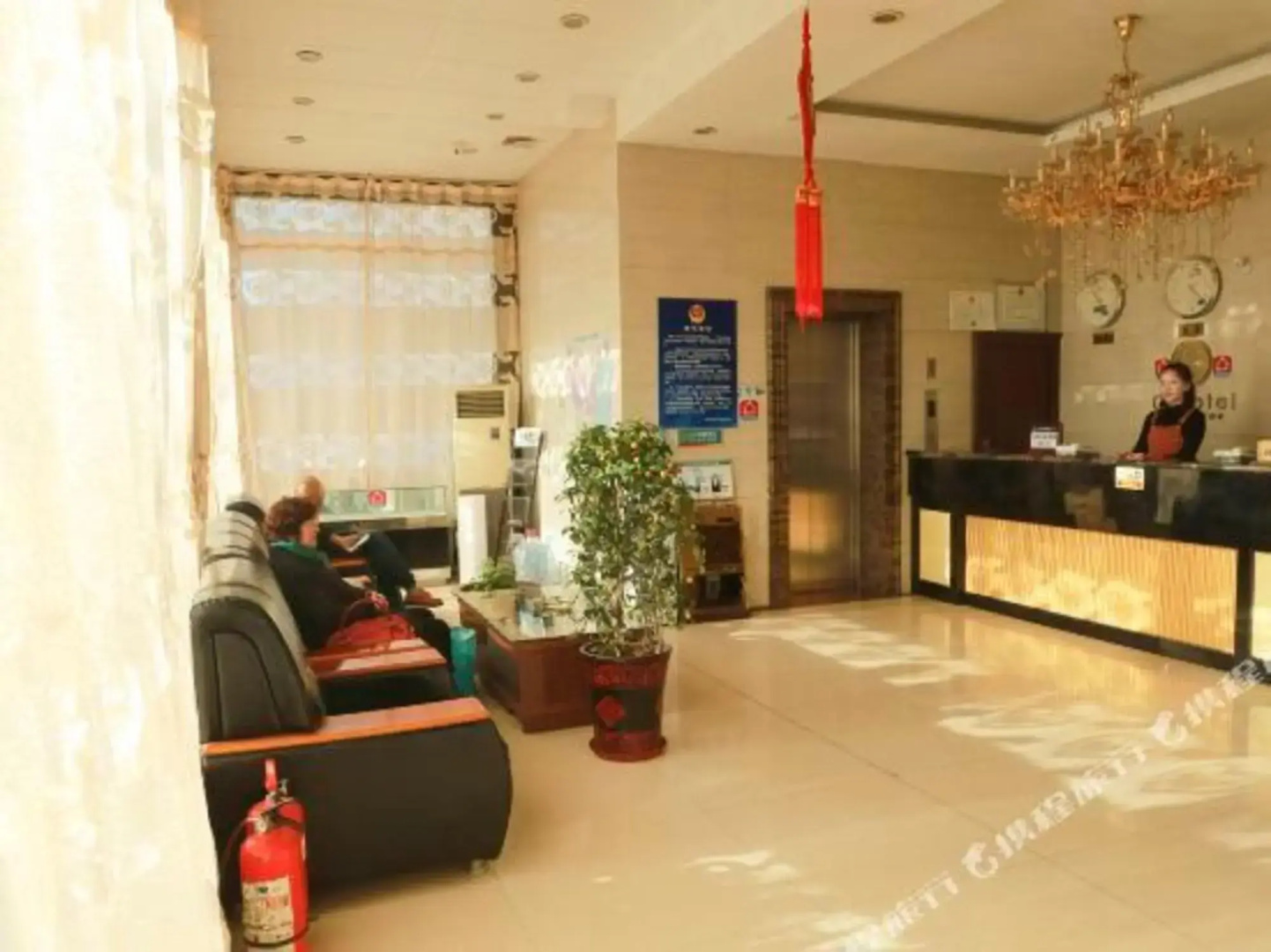 Yijialong Express Hotel (Zhangjiakou South Railway Station Construction Engineering College Store)
