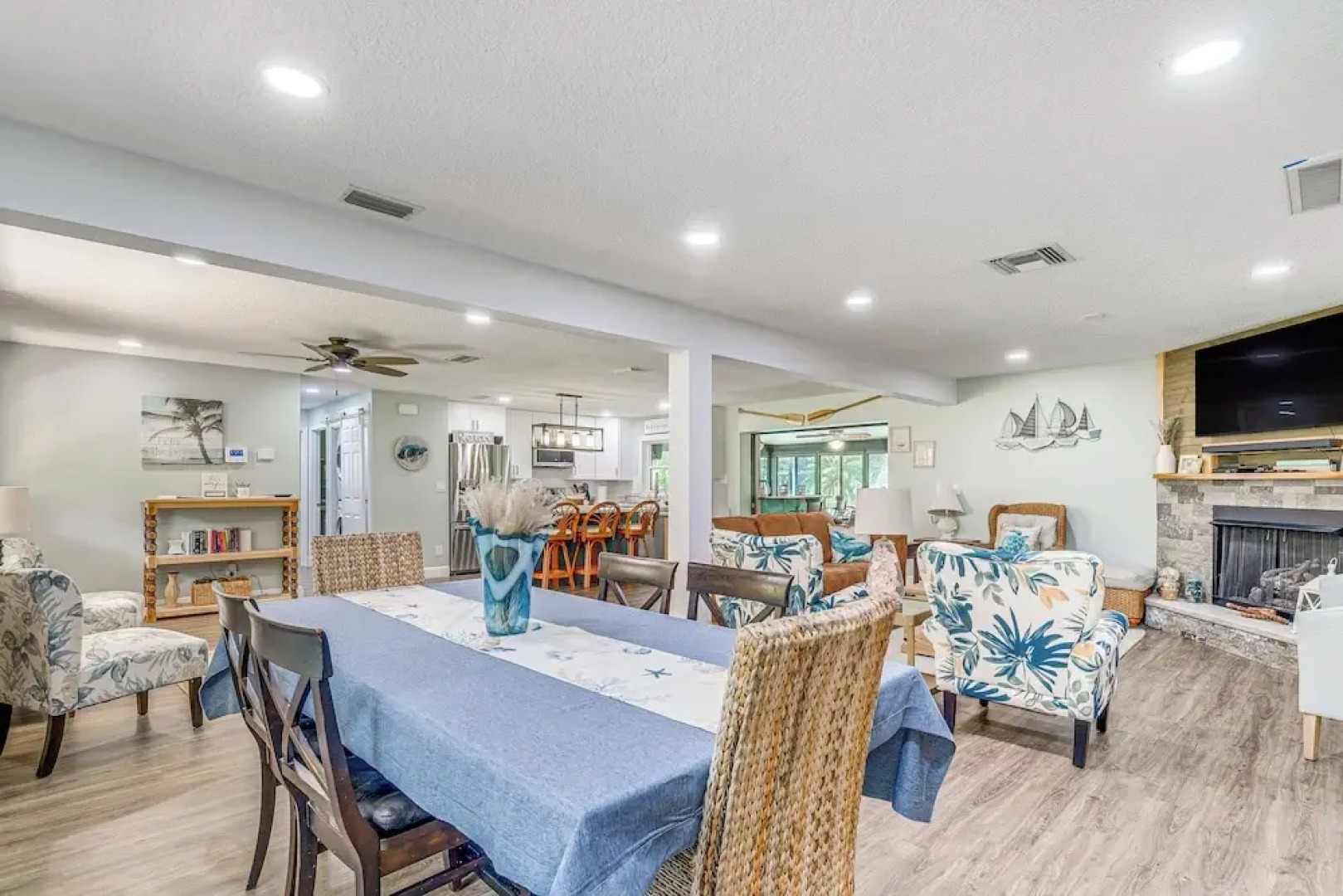 Canal-front Outdoor Oasis: Home in Crystal Water