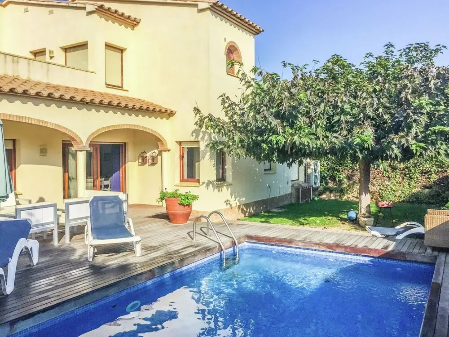 Detached Villa With Privated Pool Situated at the Seafront in Sant Pere Pescador