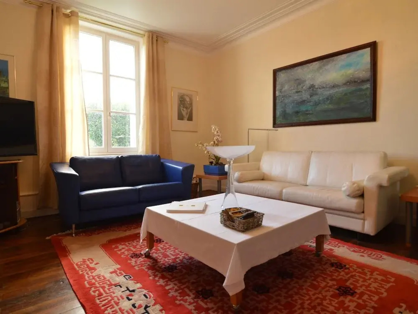 Mansion With all Modern Comforts, Swimming Pool, Large Garden and Stunning Views