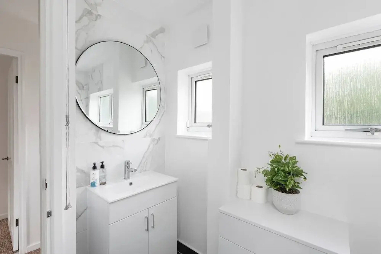 Skyvillion - Lush 2 Bed Hydean Way House & Garden