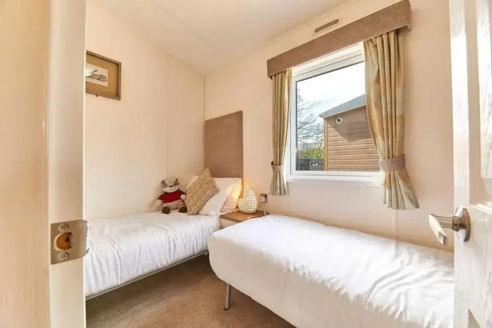 Host Stay Yolo Lodge