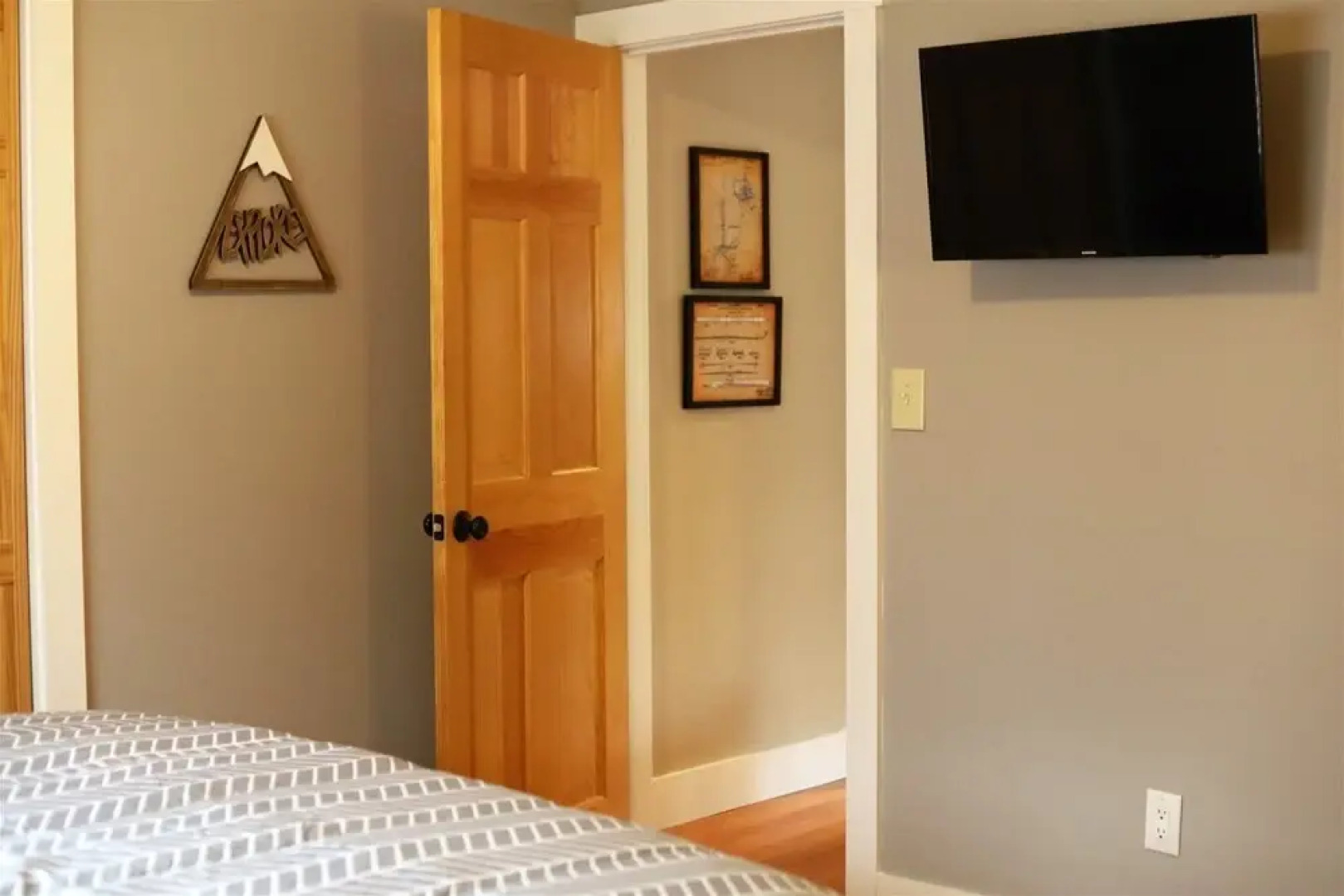 Just Listed! Pet Friendly Newly Renovated Private Home in the White Mountains Next Door to Owl`s Nest Golf Course-os227c