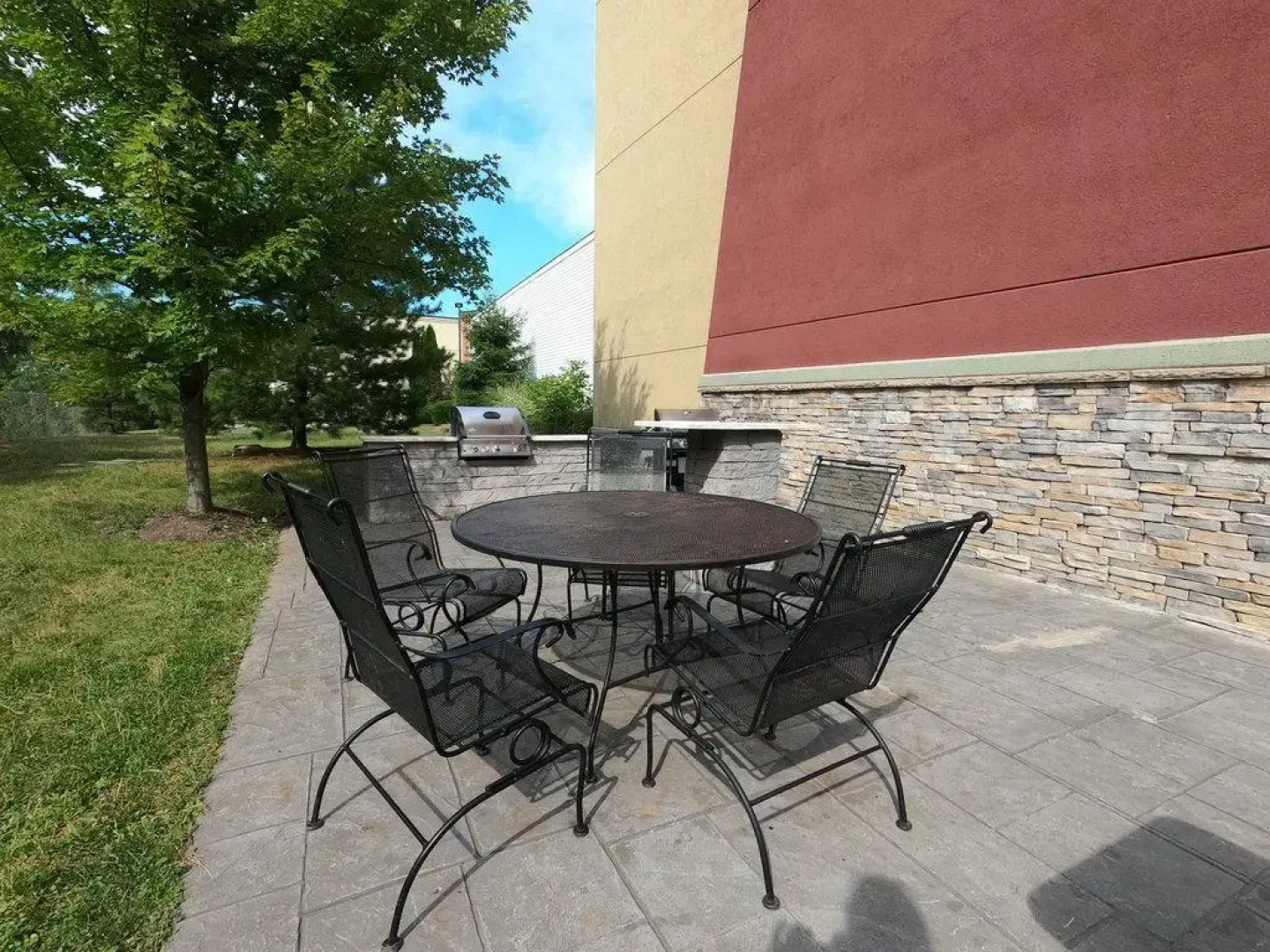 Hometowne Studios & Suites By Red Roof Washington