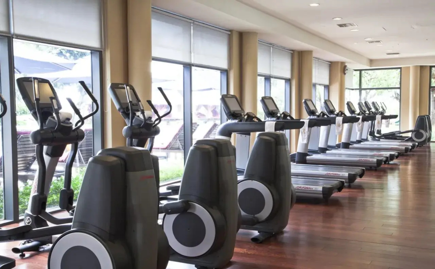 The Ritz-Carlton Jakarta, Mega Kuningan