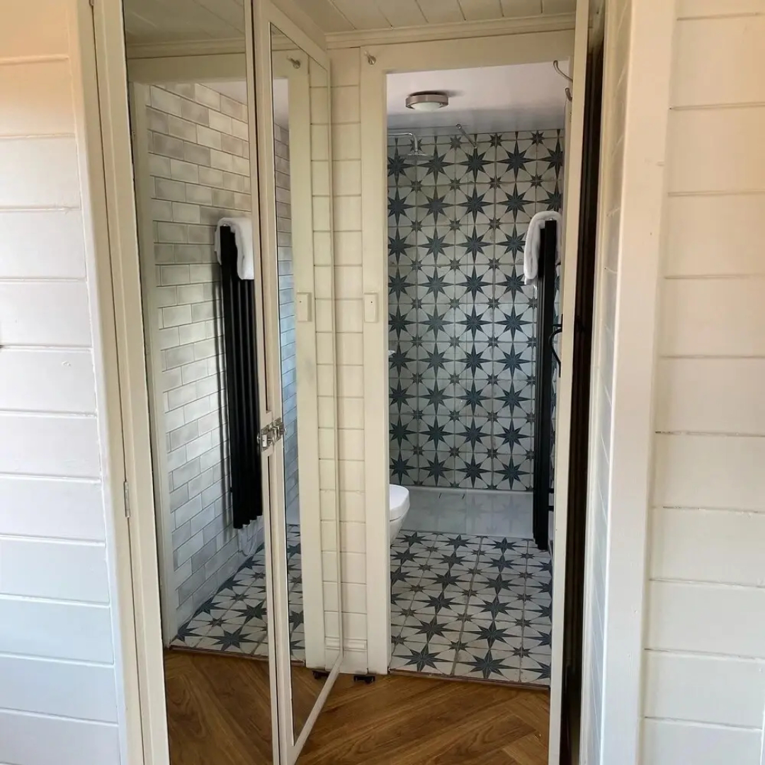 Cosy Lodge With Private Hot Tub in Tottergill Farm