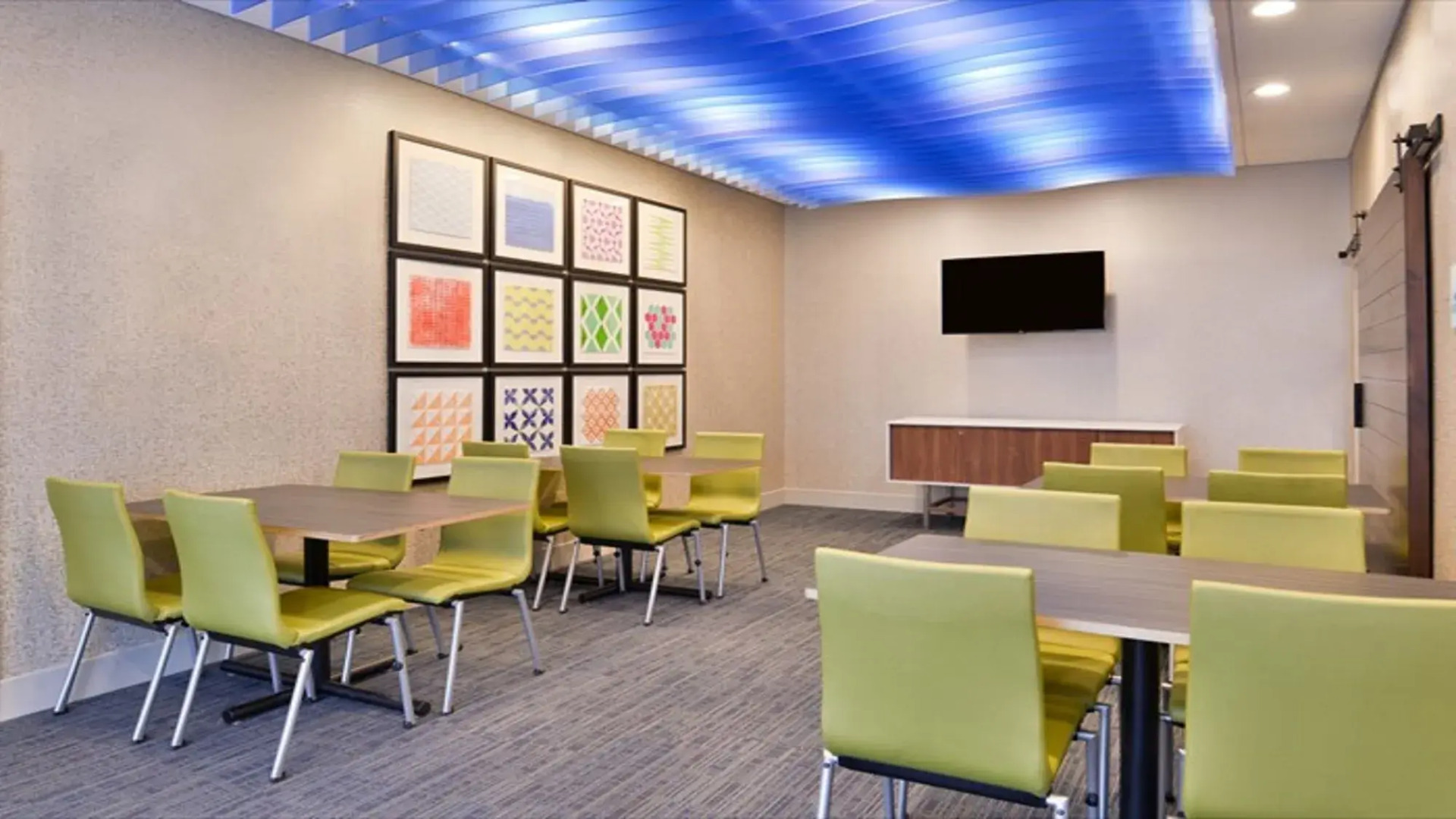 Holiday Inn Express & Suites Parkersburg East by IHG
