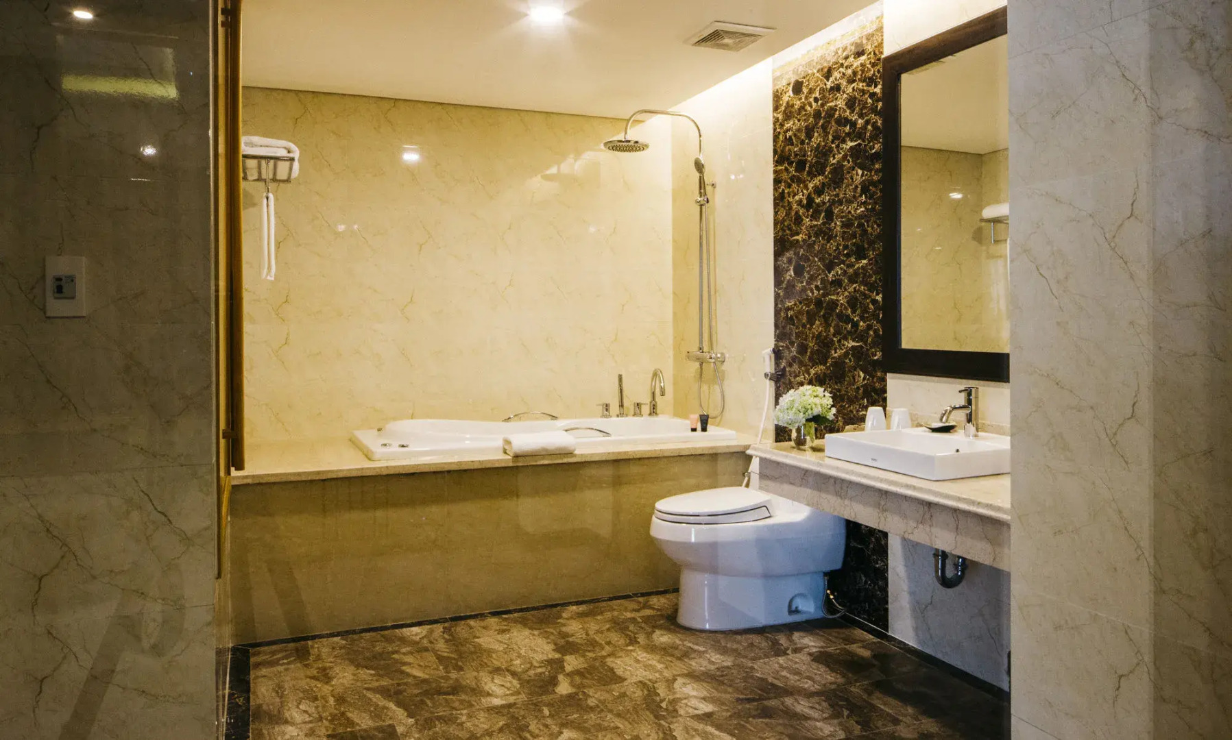 Muong Thanh Luxury Nhat Le Hotel