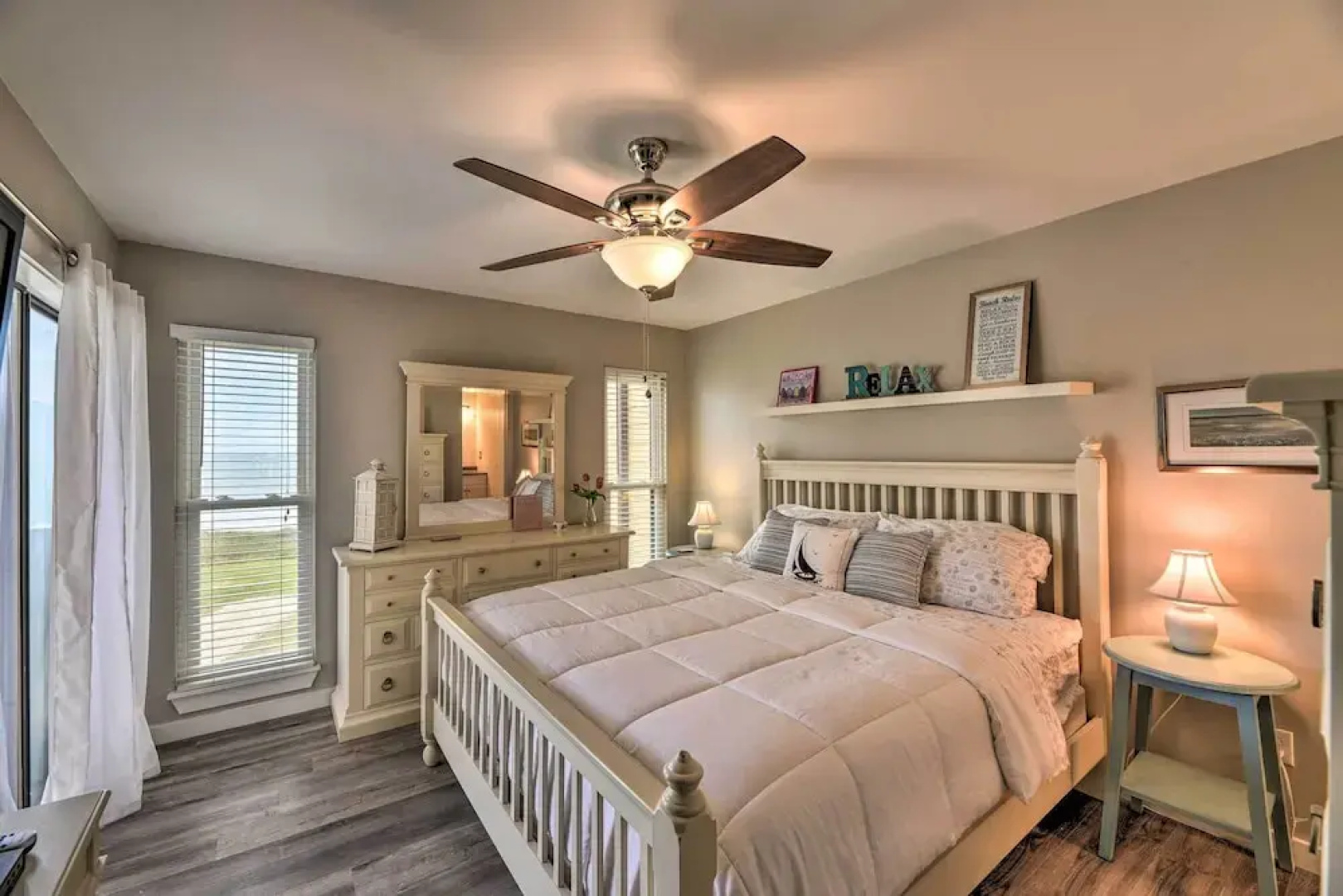 Airy Oceanfront Condo: Beach Views & Pool Access!