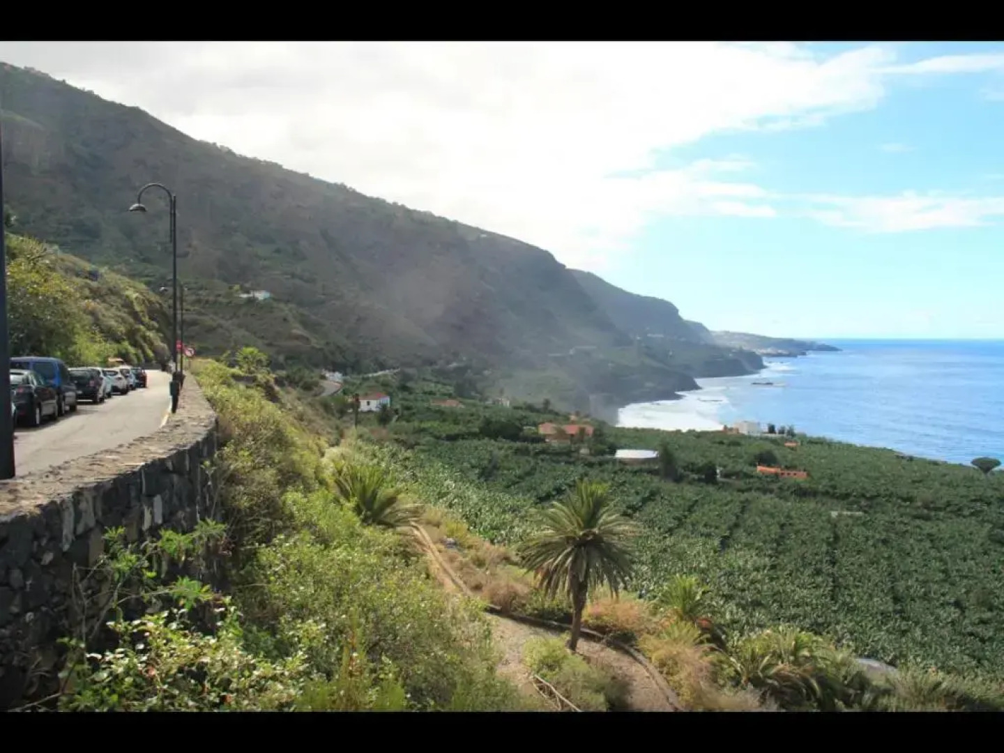 Villa in protected space in front of the sea