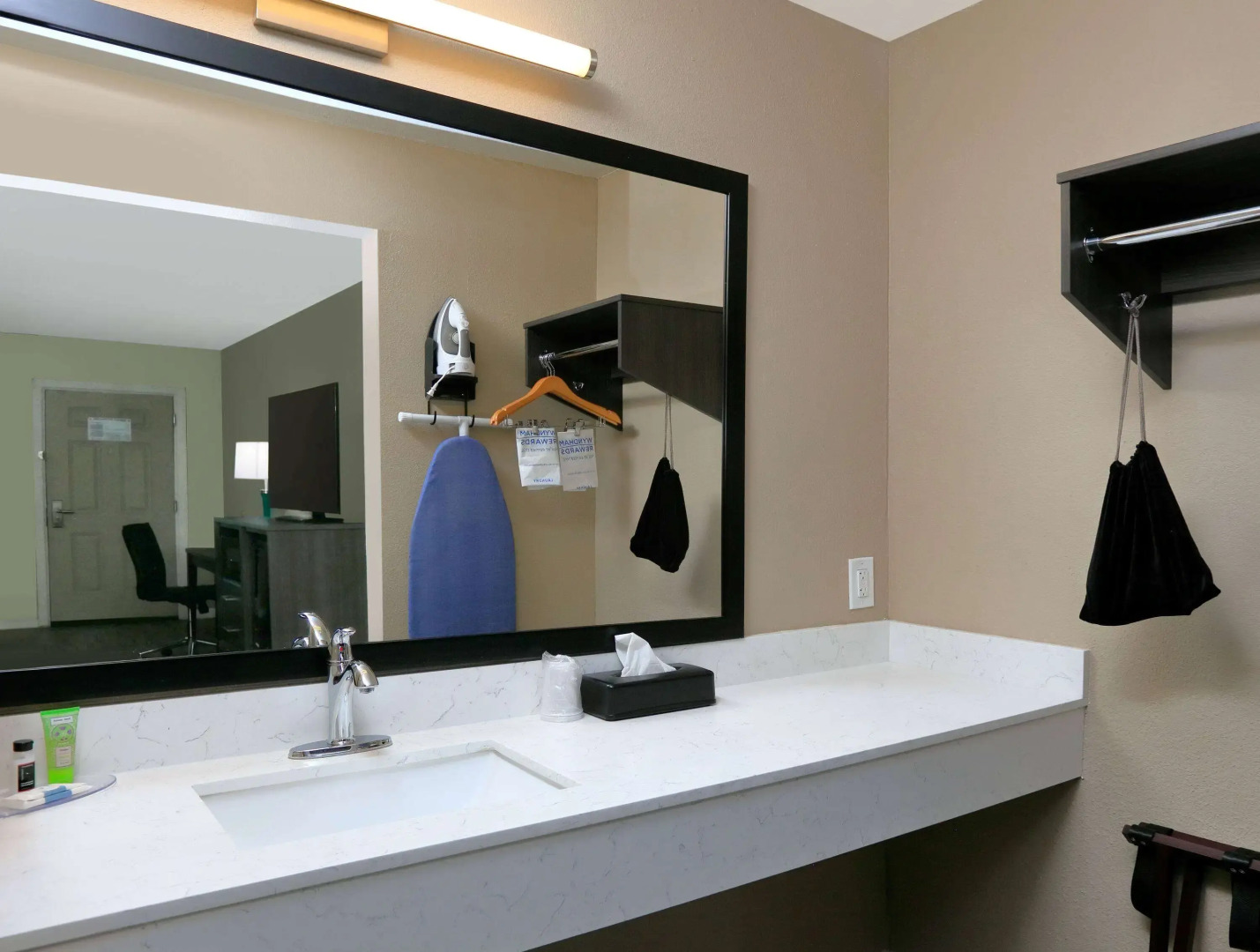 Super 8 by Wyndham Victoria / South / Hwy 59